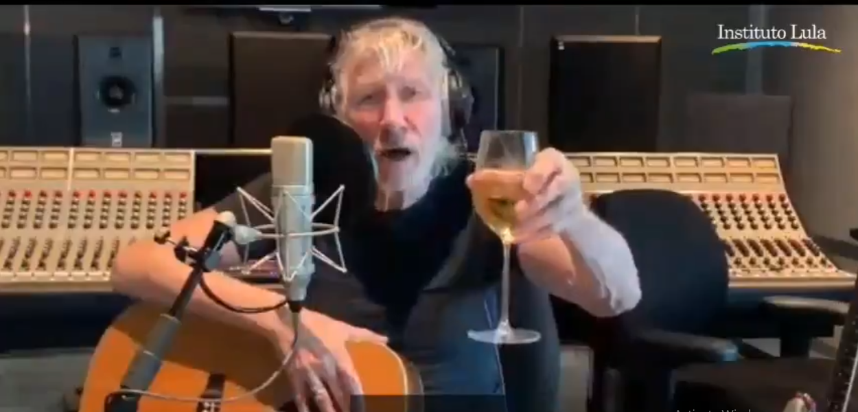 Roger Waters, do Pink Floyd, brinda à liberdade de Lula