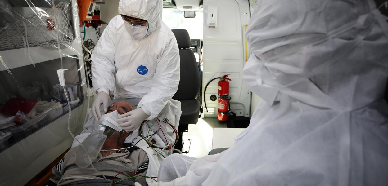 Funcionários do Samu atendem paciente de coronavírus em Manaus (AM) 12/05/2020