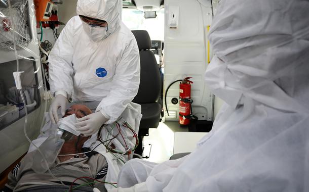 Funcionários do Samu atendem paciente de coronavírus em Manaus (AM) 12/05/2020