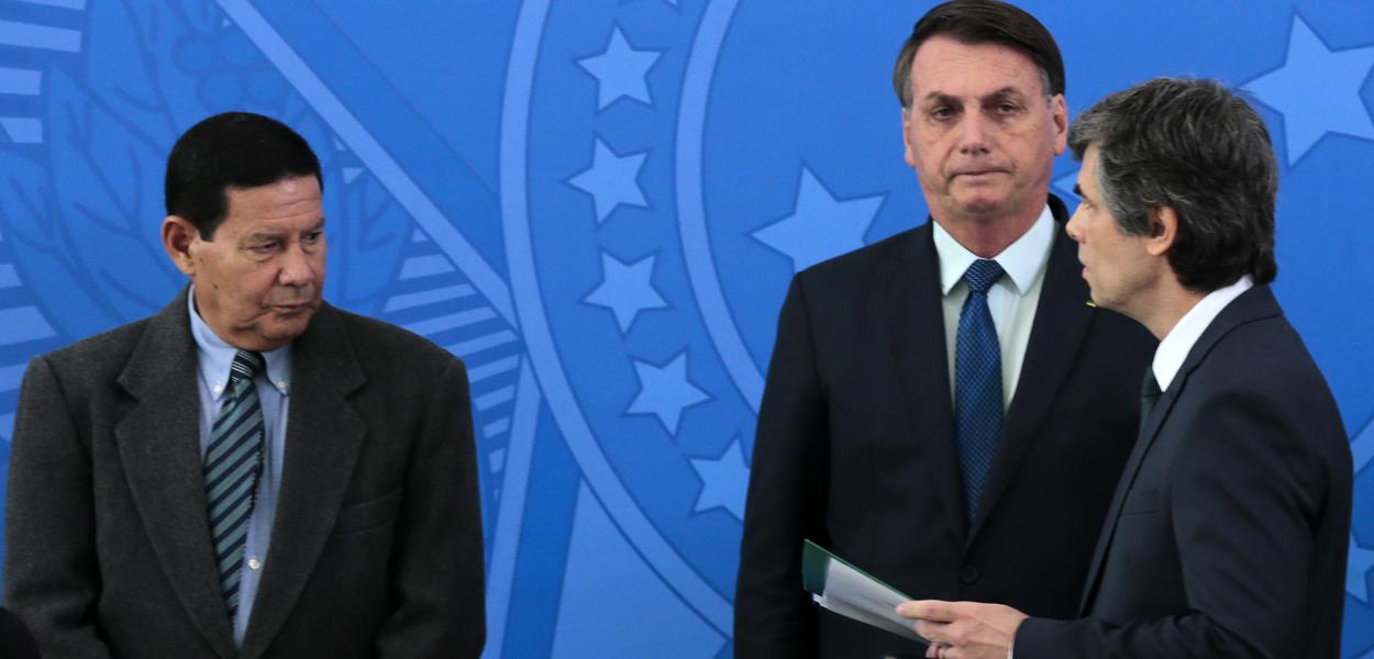 O ministro da Saúde, Nelson Teich e o presidente da Repùblica, Jair Bolsonaro, durante solenidade de posse no Palácio do Planalto 