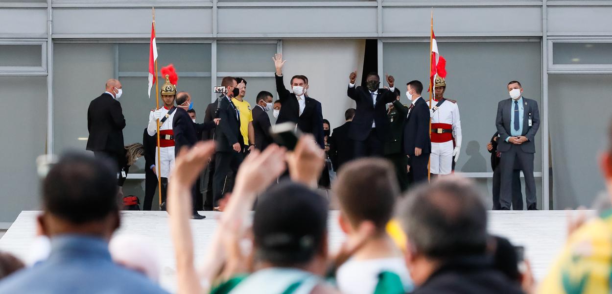 (Brasília - DF, 15/05/2020) Presidente Jair Bolsonaro na rampa do Planalto.