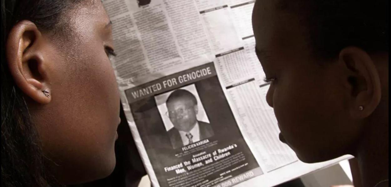 Jornal de Nairóbi com foto do então fugitivo Felicien Kabuga, acusado de financiar o genocídio de Ruanda