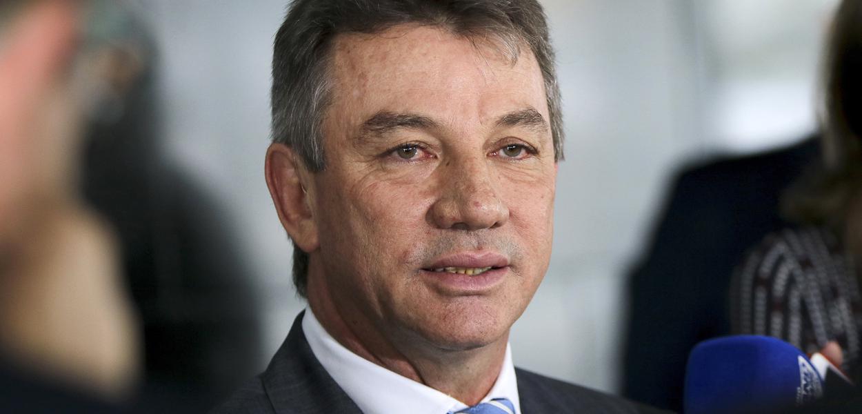 O governador de Roraima, Antonio Denarium, fala à imprensa, após encontro com o presidente da república, Jair Bolsonaro