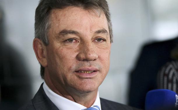 O governador de Roraima, Antonio Denarium, fala à imprensa, após encontro com o presidente da república, Jair Bolsonaro