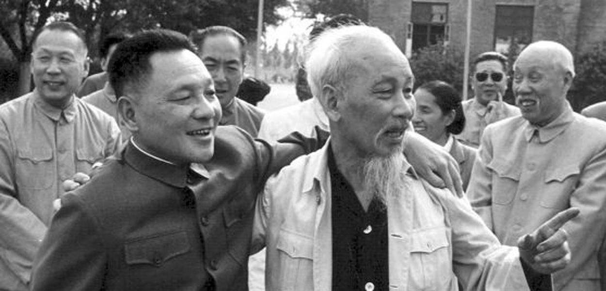 Ho Chi Minh (D) ao lado do ex-líder supremo da China Deng Xiaoping (E)