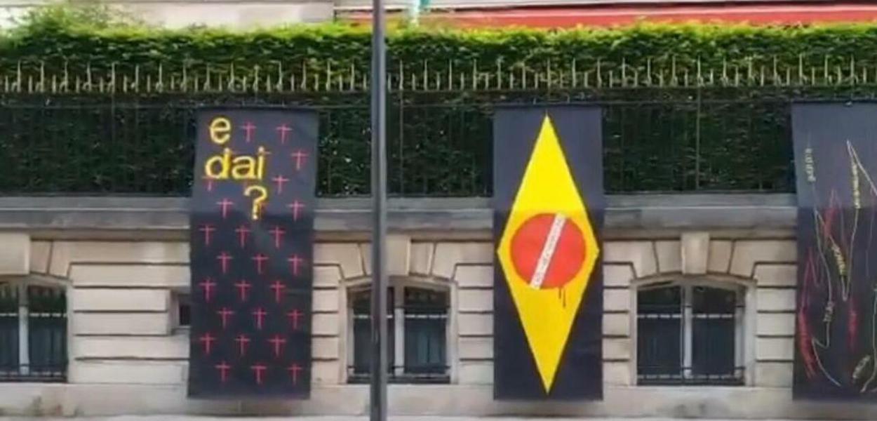 Muro da embaixada do Brasil na França