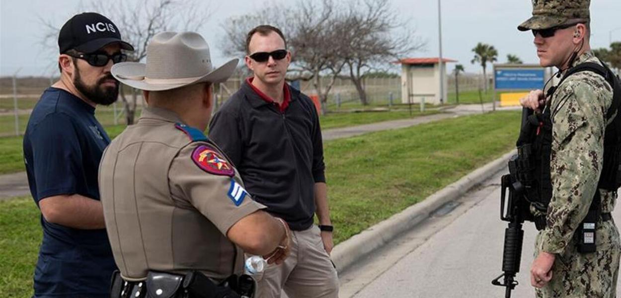 Policiais e militares na Estação Aeronaval de Corpus Christi, no Texas (EUA)