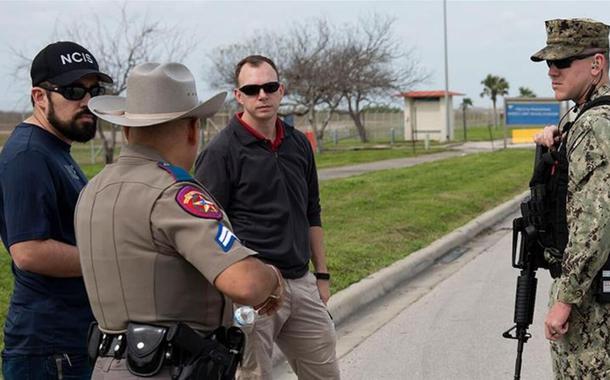 Policiais e militares na Estação Aeronaval de Corpus Christi, no Texas (EUA)