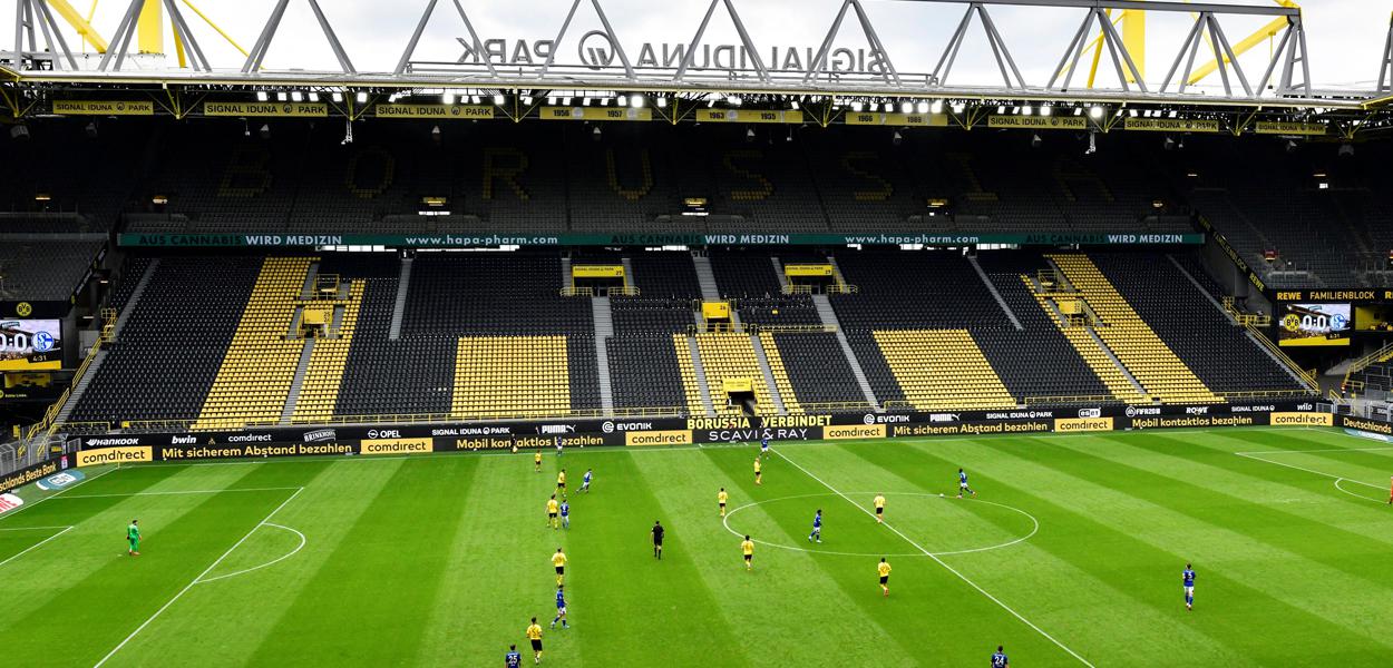 Vista da partida entre Borussia Dortmund e Schalke 04, na retomada do campeonato alemão, sem torcida, devido à pandemia do coronavírus. 16/5/2020.