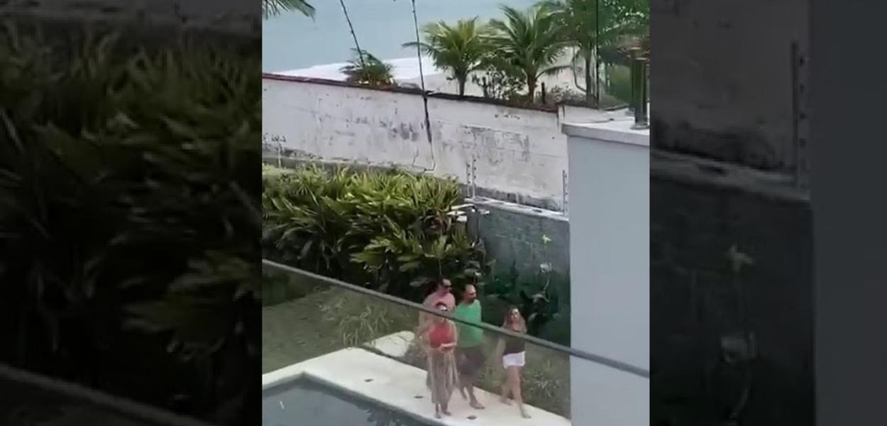 Eduardo Bolsonaro vai a festa em plena pandemia