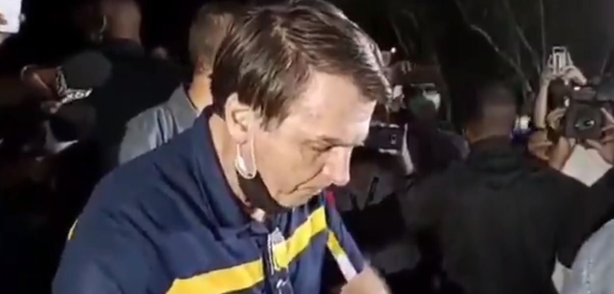 "Via trabalhar, vagabundo": Jair Bolsonaro é alvo de protesto em Brasília