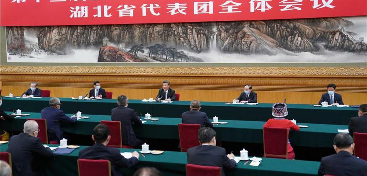 O presidente Xi em sessão do Parlamento chinês