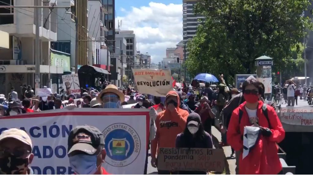 Manifestantes nas ruas de Quito, no Equador