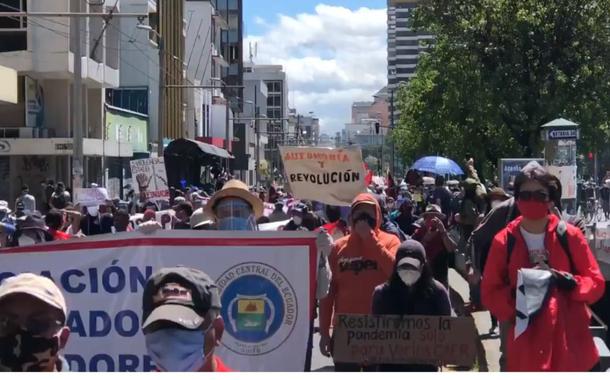 Manifestantes nas ruas de Quito, no Equador