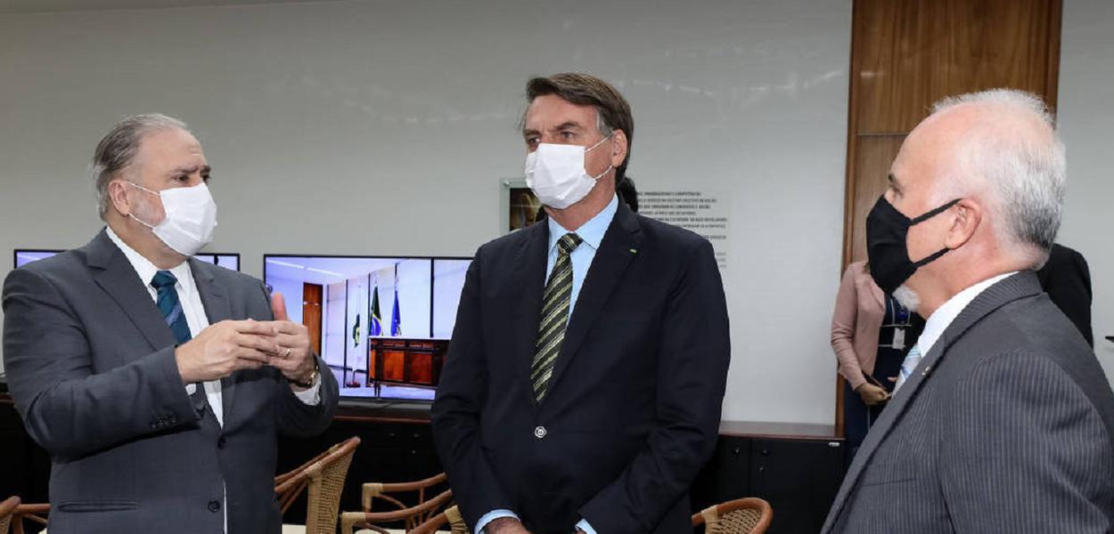 Visita surpresa de Bolsonaro a Augusto Aras