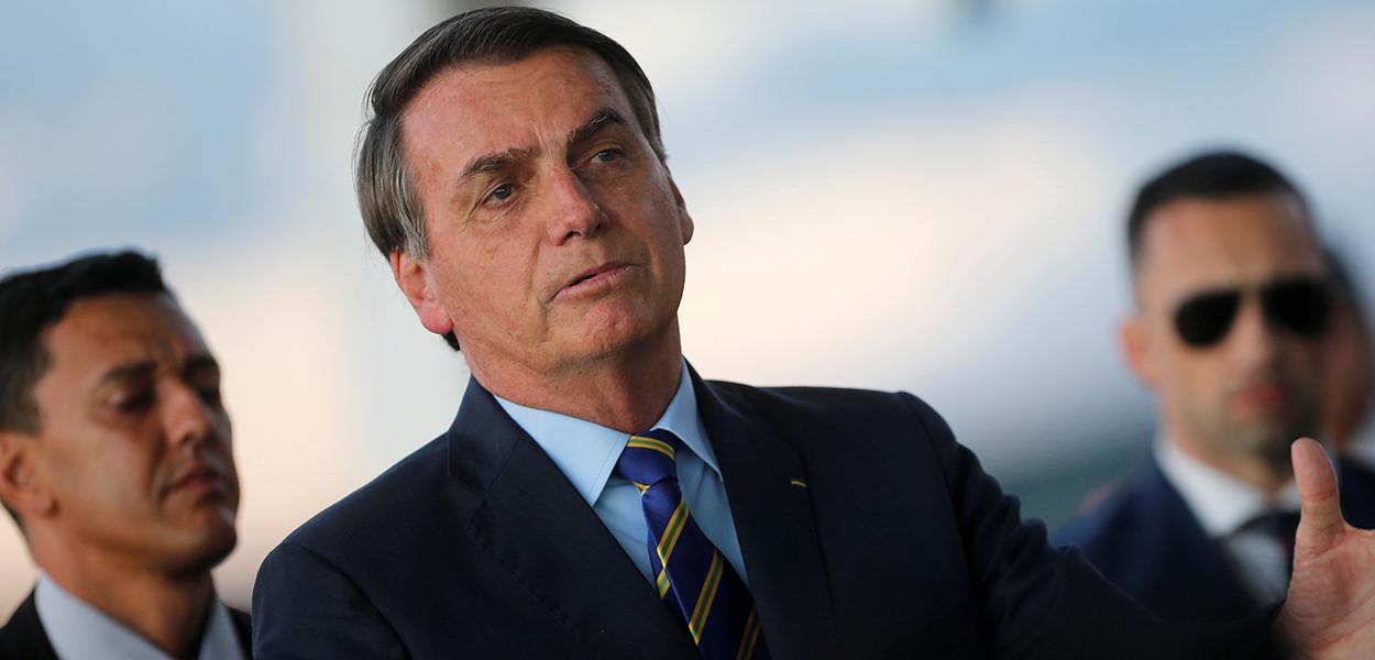 Bolsonaro fala com jornalistas ao chegar ao Palácio da Alvorada