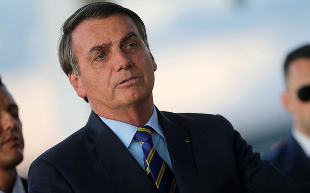 Bolsonaro fala com jornalistas ao chegar ao Palácio da Alvorada