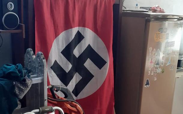 Bandeira nazista foi encontrada dentro de imóvel em Várzea Paulista