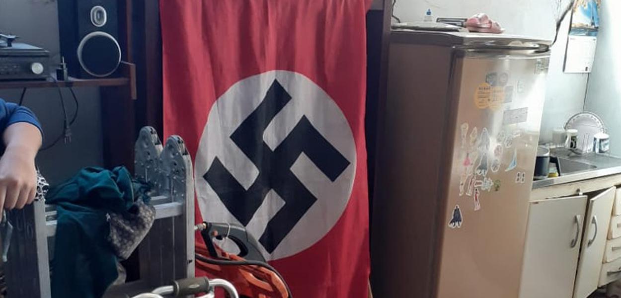 Bandeira nazista foi encontrada dentro de imóvel em Várzea Paulista