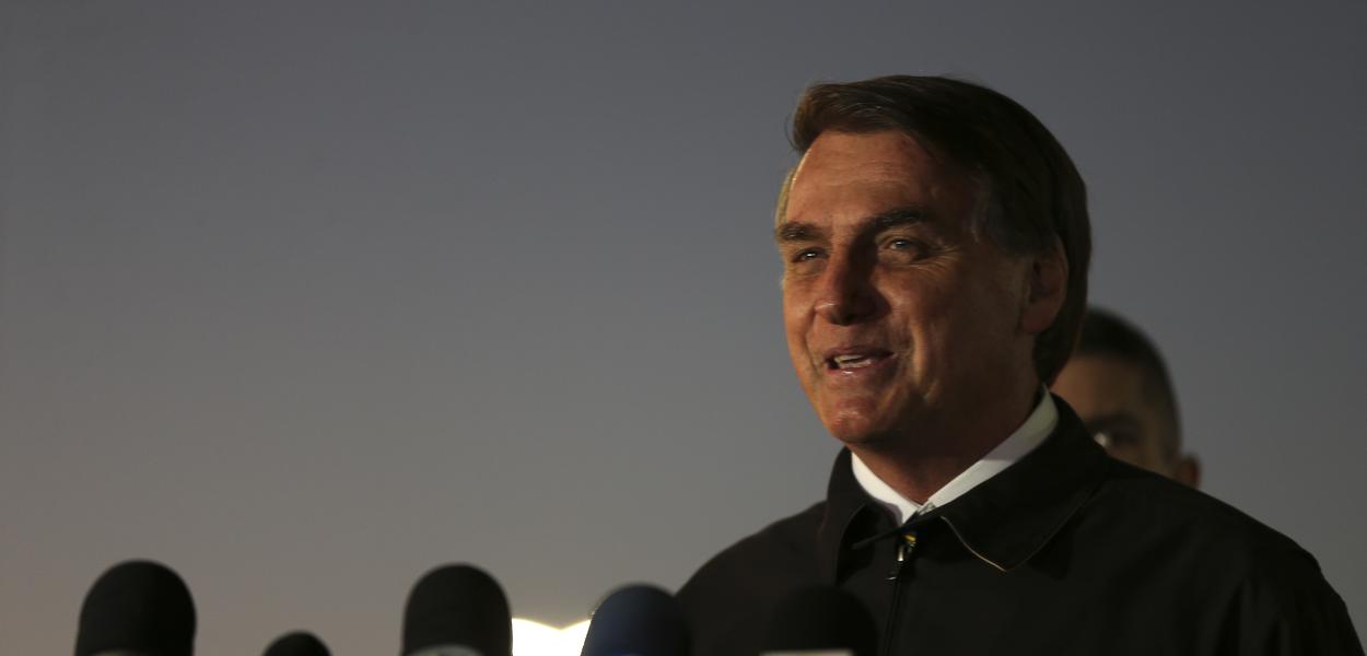 Jair Bolsonaro, cumprimenta populares e fala à imprensa no Palácio da Alvorada