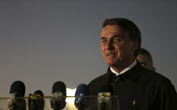 Jair Bolsonaro, cumprimenta populares e fala à imprensa no Palácio da Alvorada