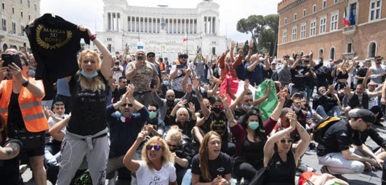 Manifestação em Roma diz que coronavírus é um 'truque'