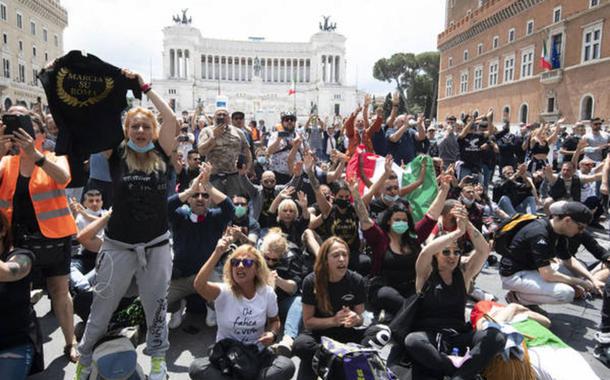 Manifestação em Roma diz que coronavírus é um 'truque'