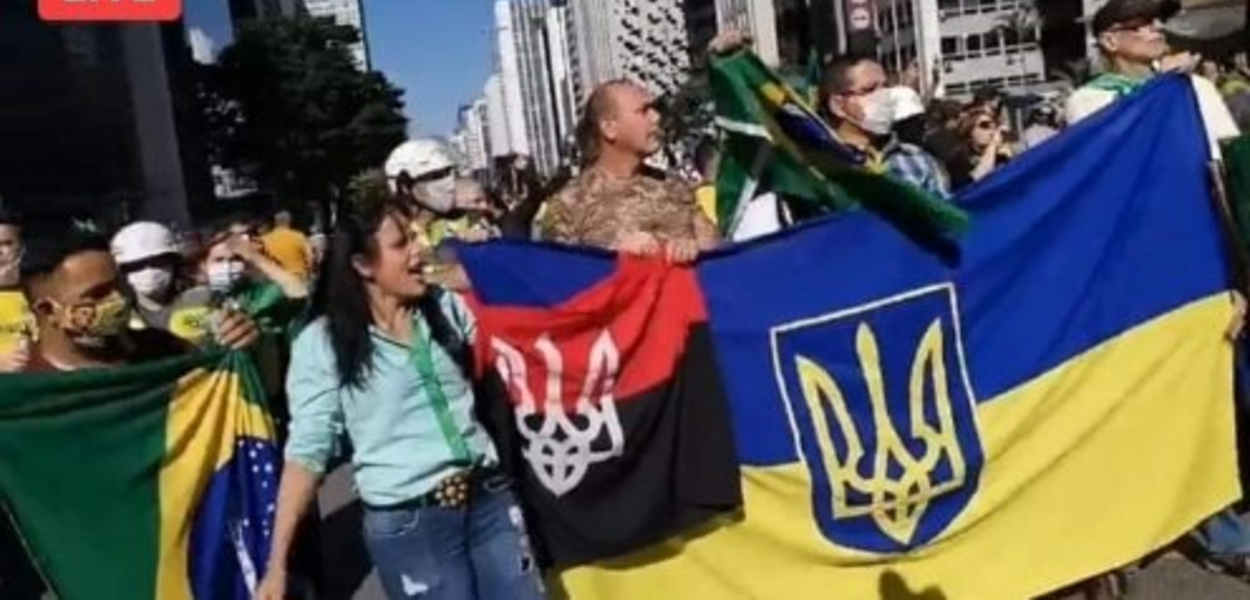 Bandeira neonazista da Ucrânia em protesto pró-Bolsonaro na Avenida Paulista (31.5.20)