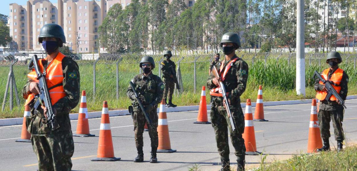 Militares do Exército fazem treinamento de operações de Garantia da Lei e da Ordem (GLO)