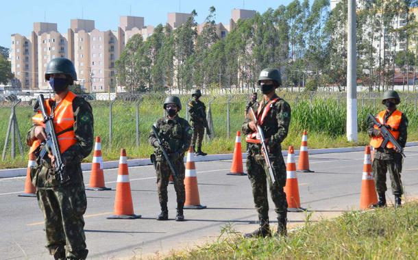 Militares do Exército fazem treinamento de operações de Garantia da Lei e da Ordem (GLO)