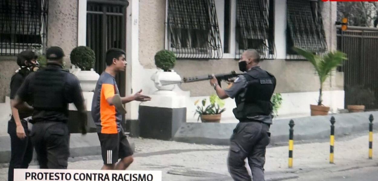 Policial aponta fuzil para jovem desarmado no Rio de Janeiro