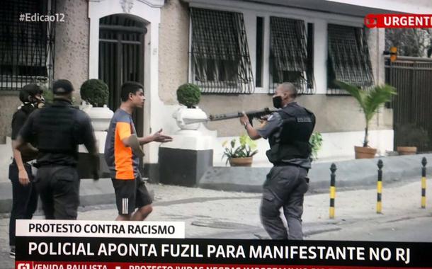 Policial aponta fuzil para jovem desarmado no Rio de Janeiro