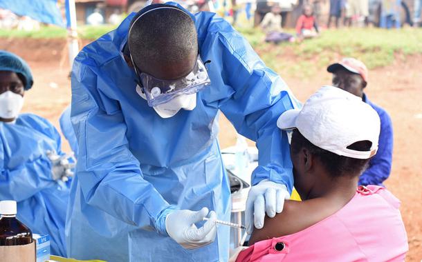 Profissional da saúde aplica vacina contra o ebola