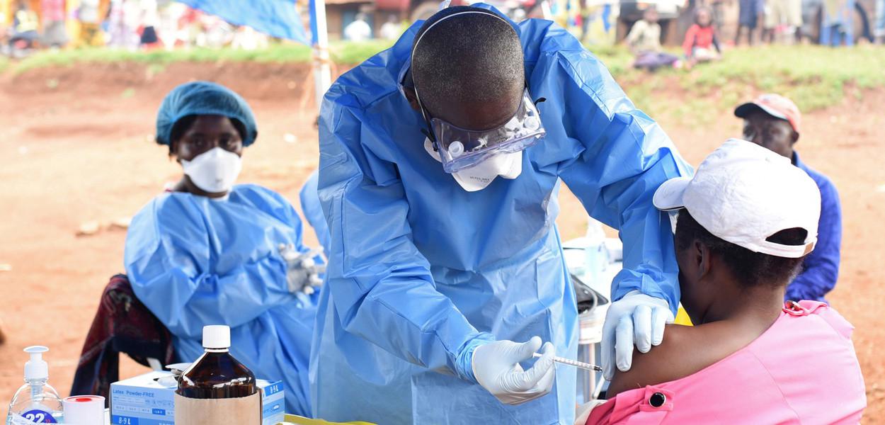 Profissional da saúde aplica vacina contra o ebola