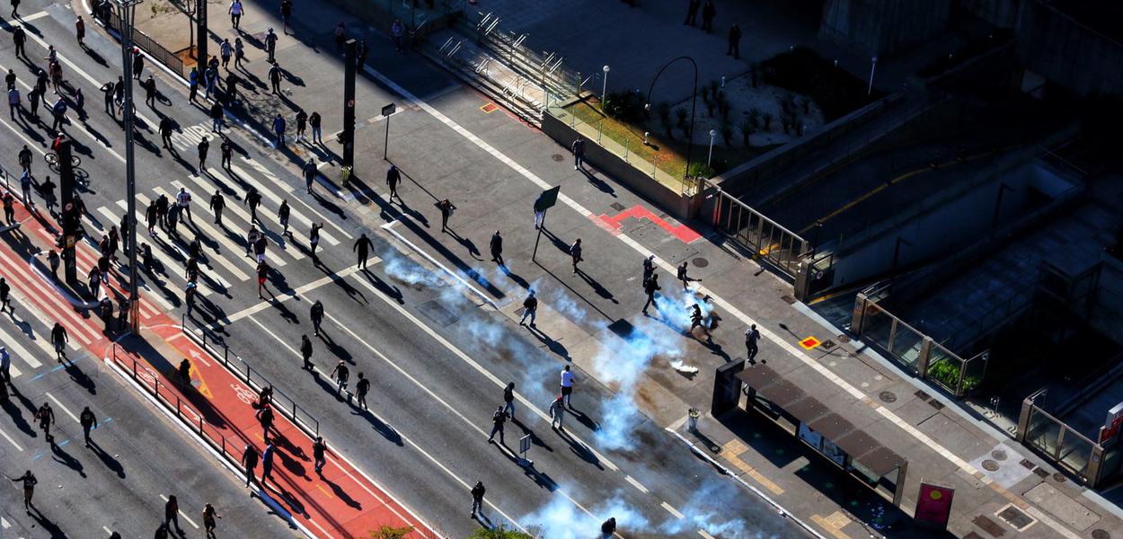 PM reprime protestos pela democracia na Avenida Paulista