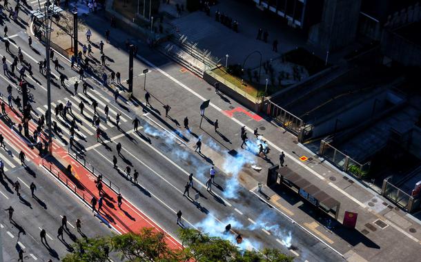 PM reprime protestos pela democracia na Avenida Paulista