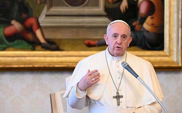 Papa diz que pessoas são mais importantes do que a economia.  Pronunciamento foi feito na Praça de São Pedro, no Vaticano