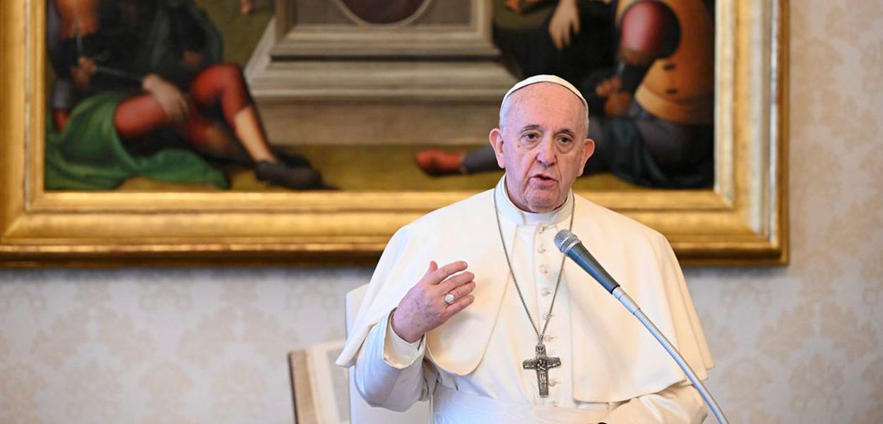 Papa diz que pessoas são mais importantes do que a economia.  Pronunciamento foi feito na Praça de São Pedro, no Vaticano