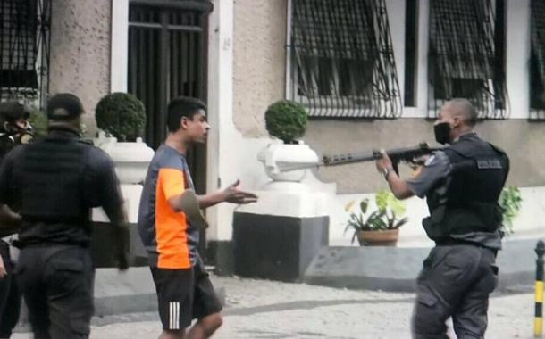 Jovem fica sob a mira de fuzil durante manifestação antirracista no Rio (31.5.20)