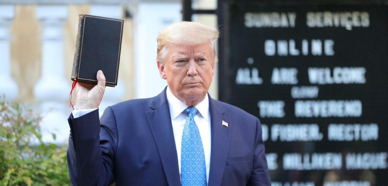 Trump faz visita surpresa à igreja de St. John's