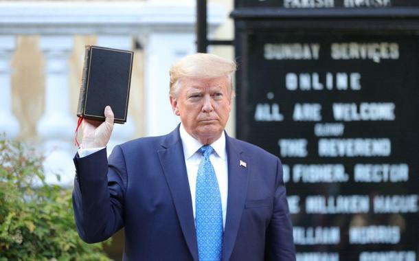 Trump faz visita surpresa à igreja de St. John's