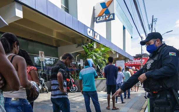 Fila para resgate do auxílio emergencial