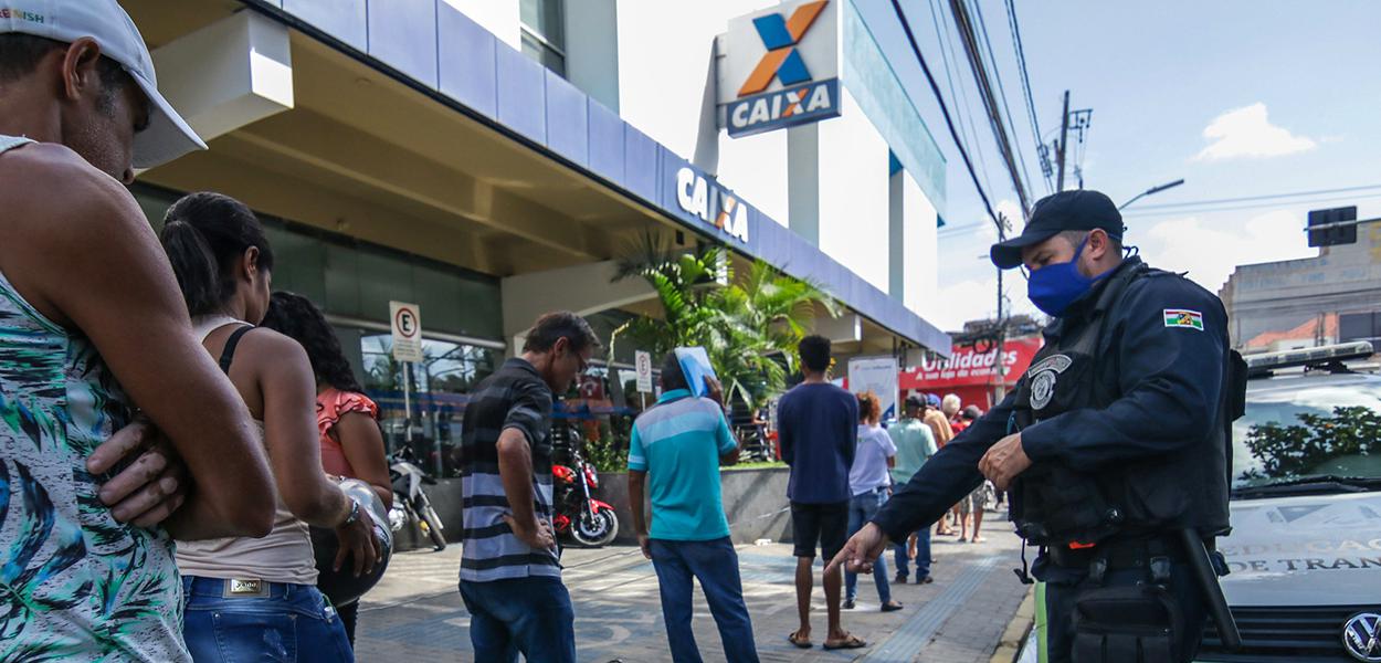 Fila para resgate do auxílio emergencial