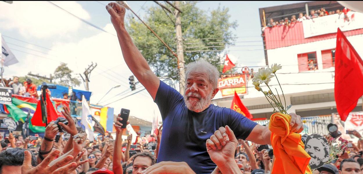 O ex presidente Luiz Inacio Lula da Silva no braço do povo depois da missa e discursos em frente ao sindicato dos metalurgicos no ABC. SP 07 04 2018