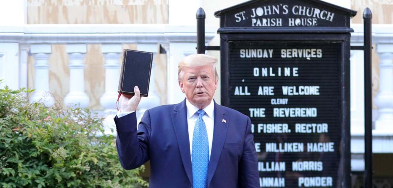 Trump segurando a Bíblia na Igreja St.John's