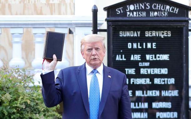 Trump segurando a Bíblia na Igreja St.John's