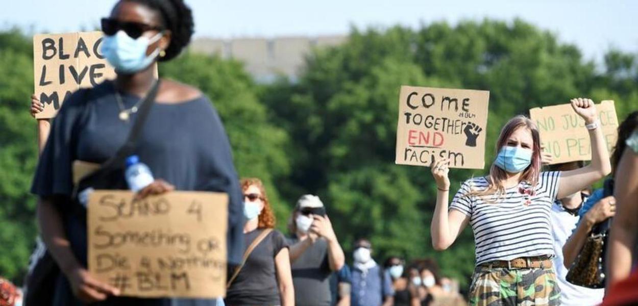Na Holanda, pessoas participam de protesto pela morte de George Floyd. 02/06/2020
