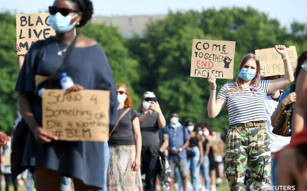 Na Holanda, pessoas participam de protesto pela morte de George Floyd. 02/06/2020