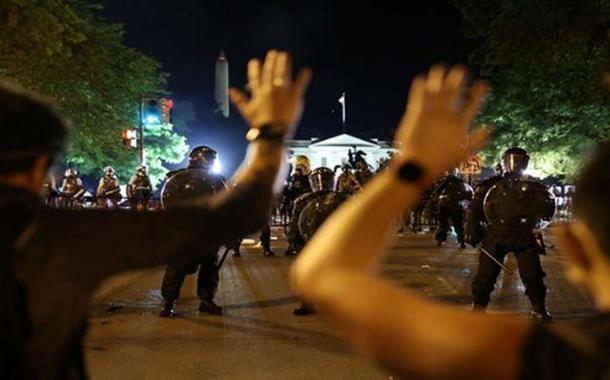 Manifestantes protestam em frente à Casa Branca