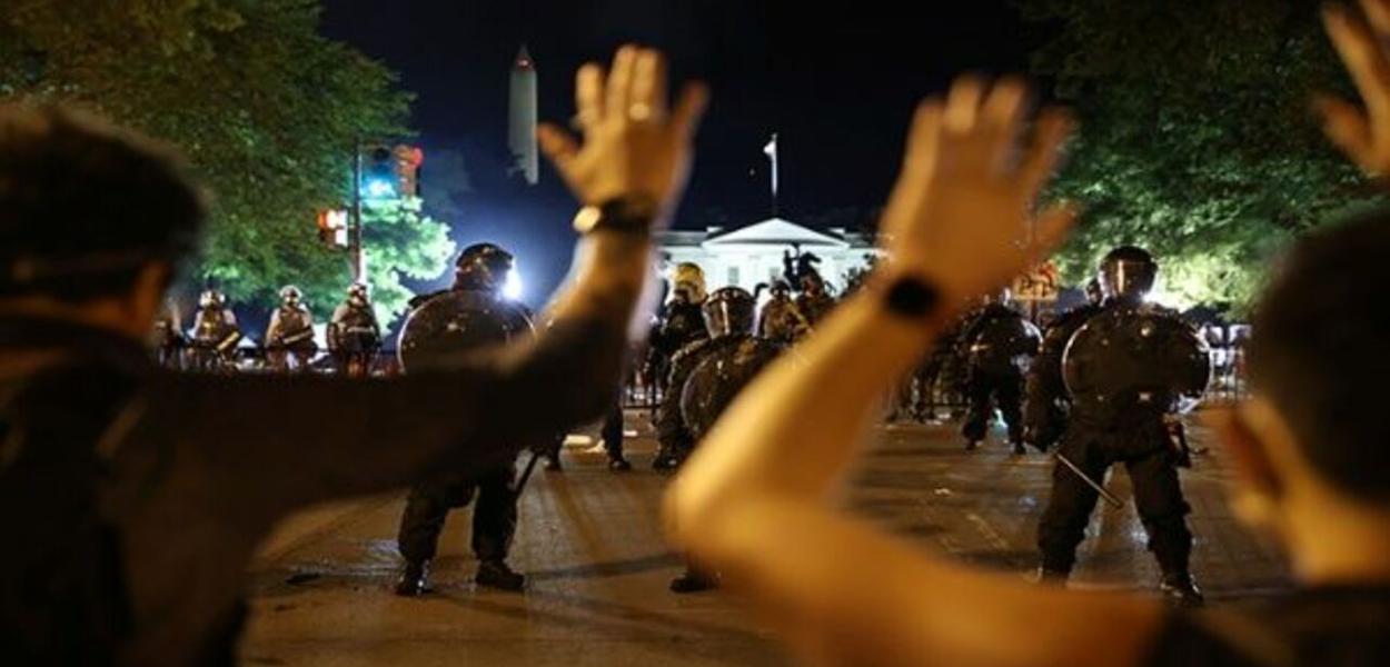 Manifestantes protestam em frente à Casa Branca